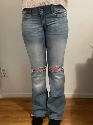 Jeans - Jeans från Zara strl 38. Lågmidjade och bootcut. Nypris 799kr