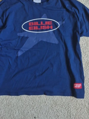 Billie eilish tshirt - En billie eilish t-shirt från hennes kollektion med zara. 