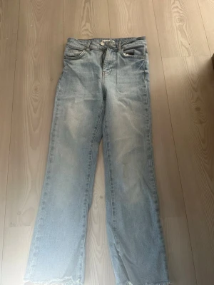 Ljusblå raka jeans - Säljer ett par ljusblå jeans, i mycket bra skick. Tyvärr för små för mig. Storlek 34