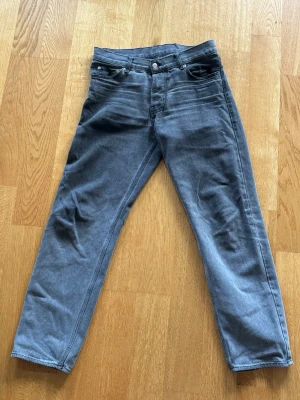 Gråa raka jeans  - Säljer ett par grå jeans med rak passform från junkyard. 