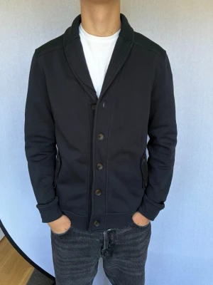 H&M kofta  - Hej! Detta är en kofta från H&M i storlek S med normal passform. Modell på bild är ca 180, 66kg. Plagget är i bra skick utan defekter. Hör gärna av dig vid intresse eller frågor!
