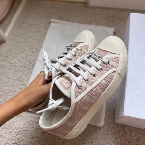 Ljusrosa dior sneakers - Ljusrosa så fina dior skor/sneakers storlek 38 säljer pga tyvärr inte kommer till användning och lite för små för mig💓 fint skick, skriv privat för fler bilder. Köpta för 7000kr💓