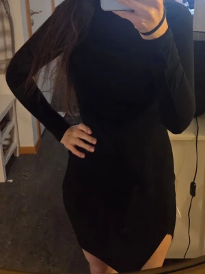 Nly one - svart tajt mini poloklänning med slits (passar xs/s) - Superfin svart poloklänning i tight och kort modell med snygg slits på sidan som ger klänningen det lilla extra (slitsen sitter på höger sida).✨Endast använd 2 gånger och i väldigt fint skick. Perfekt till middag, fest, utekväll eller när man bara vill känna sig lite extra fin. 🖤Enkel att styla på flera sätt – klä upp med ett par klackar och smycken för en mer elegant look, eller styla ner med sneakers för en mer avslappnad och trendig outfit.🖤 Färg: Svart 🖤 Storlek: XS (34), kan passa S. 