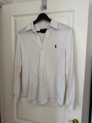 Ralph Lauren skjorta - Skjorta från Ralph Lauren i mjuk featherweight mesh | Storlek S | Fint skick! | Pris 399kr | Hör av dig vid frågor eller funderingar!