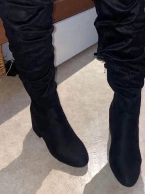 Svarta boots - Säljer ett par svarta boots som jag använt en gång. Jag har ingen användning till de längre så därför säljer jag de. De är i storlek 38.5 men fungerar bra som 38/39