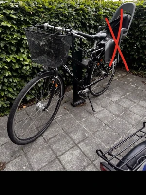 Svart cykel med korg fram - Säljer en svart cykel med klassisk ram och stor metallkorg framtill. Cykeln har handbromsar, reflexer på hjulen och ett bekvämt sadel. Perfekt för att ta sig runt i stan eller till skolan. Barnstolen bak ingår ej. 28 tum