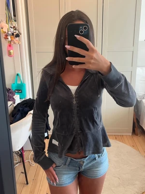 Odd molly zip hoodie  - Fin Odd Molly kofta i mörkgrått i storlek 0 vilket motsvarar XS 