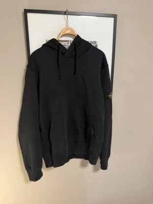 Svart hoodie från Stone Island - Storlek XL passar L