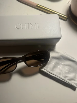 Bruna CHIMI solglasögon - Köpta i maj! Säljer pga ingen användning. Slutsålda på chimi💛 nästan helt oanvända!!
