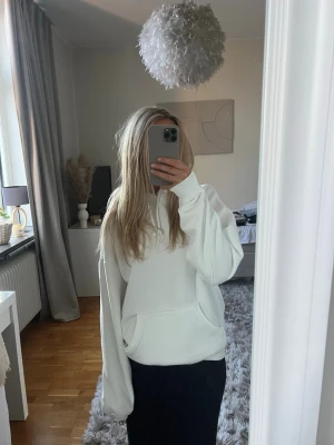 Vit hoodie - Vit hoodie i storlek S från BikBok. Aldrig använd.