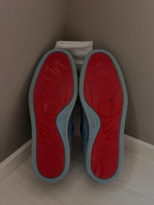 Christian Louboutin skor  - Ljusblåa Christian Louboutin skor, (sällsynt färg) storlek 41. Slitet skick, mockan är smutsig som syns på bilderna. Annars har de inga andra skador, märken eller defekter, går säkert bort om man tvättar de bra och har annars fortfarande mycket kvar att ge! Storlek 41. Dustbag medföljer vid köp. Nypris 8000:- mitt pris 1299:- 