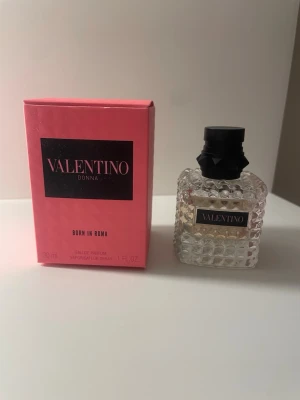 Valentino Donna Born In Roma  - Valentino Donna Born In Roma Eau de Parfum i 30 ml flaska. Perfekt för dig som gillar exklusiva dofter.