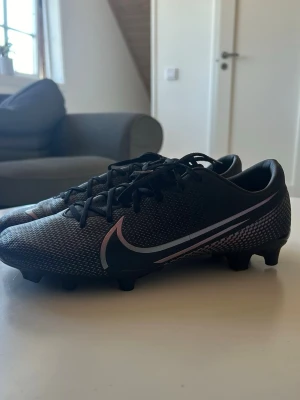 Fotbollsskor  - Fotbollsskor i storlek 40, passar 39 även. Inte använda på några år men de ända skavanker på skorna är under dom (sista bilden) men de är inget som påverkar själva skorna. Annars hela  