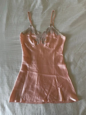 Rosa satinlinne med spets | Y2K | Coquette | S - Jättefint satinlinne i ljusrosa med spets upptill. ✨  Superfin Y2K/coquette-vibe och lätt att styla både till vardags och fest.  Storlek S.  Fint skick.  Finns även ute på annan plattform, så först till kvarn gäller. 🤍