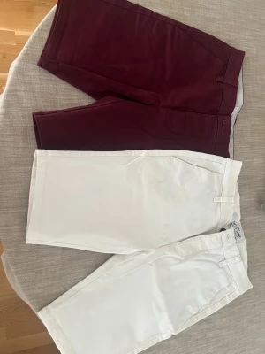 Två par shorts vinröda/vita - Två par shorts från märket Topman. Använda en gång. Finns en liten fläck på de vita som knappt syns och går säkert att få bort om man vill.