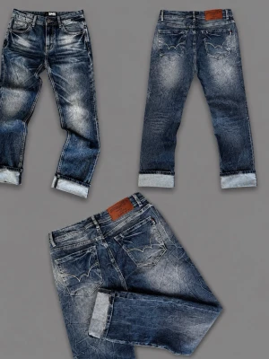Selvedge denim faded jeans - Riktigt snygga faded jeans, köpta i lokala hongkong för länge sedan. Går inte att köpa dem längre, är väldigt svåra att hitta. Använda MYCKET väll. Nypris ca 2000. Passar mellan 170-185. Skriv om frågor, pris kan diskuteras. Obs seriösa köpare.