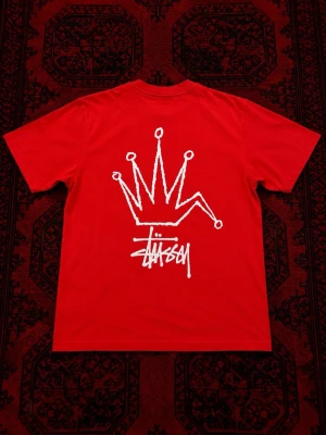  Stüssy t-shirt  - Sällsynt Stüssy t-shirt som är köpt i USA, | skick 9/10 utan några defekter | Storlek EU S kan även passa M | påsen och lådan för tishan är kvar och följer med på köp! Samt etikett som äkthetsbevis! | pris går att diskutera vid snabbaffär / bundle köp! 🤝💯