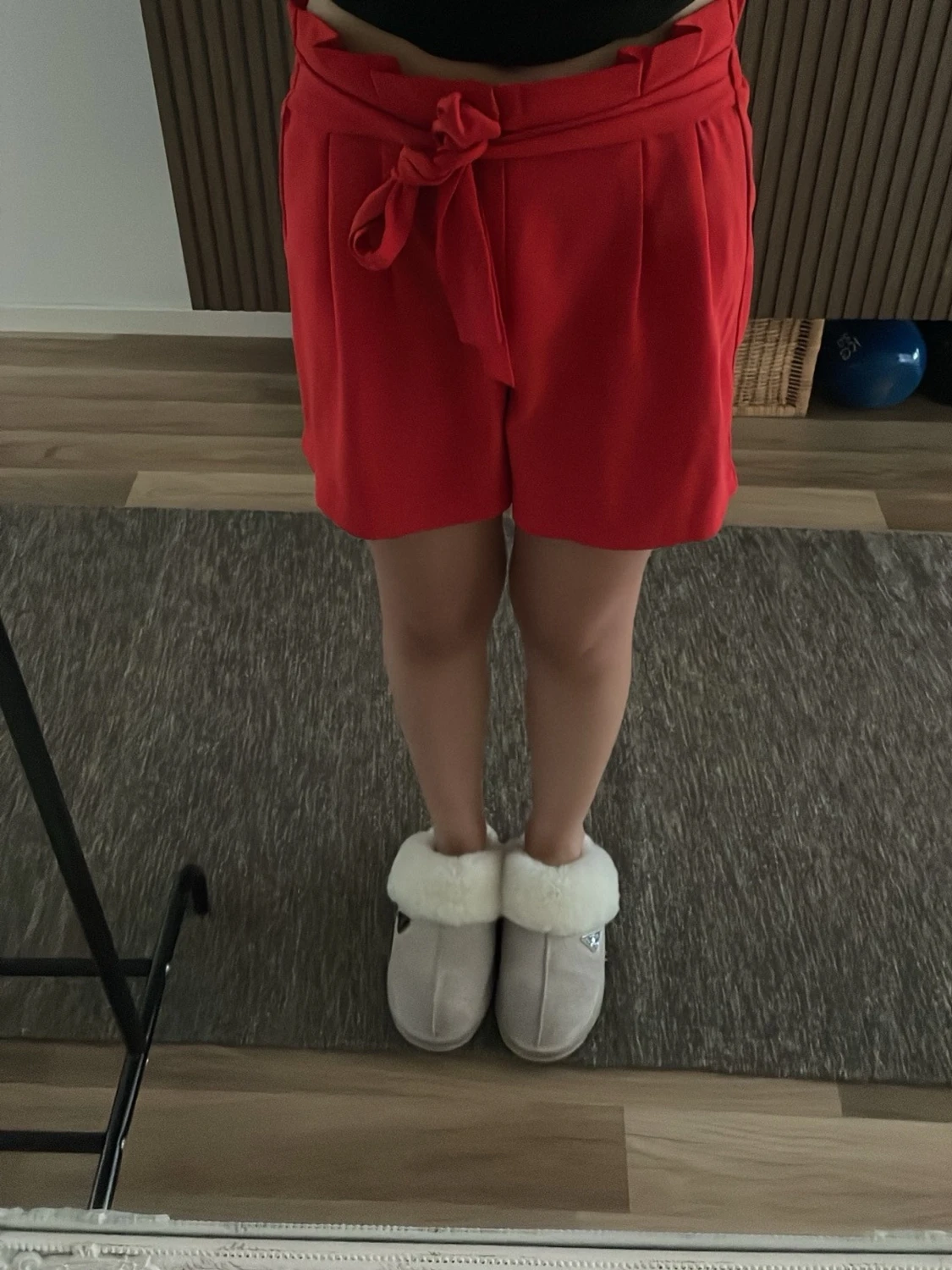 Röda högmidjade shorts med knyt - 1