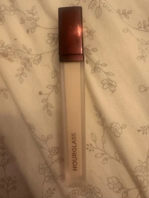 Hourglass flytande concealer ljus - Säljer en Hourglass flytande concealer i en ljus nyans. Kommer i en stilren fyrkantig tub med genomskinlig kropp och mörkbrunt lock med ett H på toppen. Perfekt för att täcka ojämnheter och ge en fräsch look. Den är helt ny 