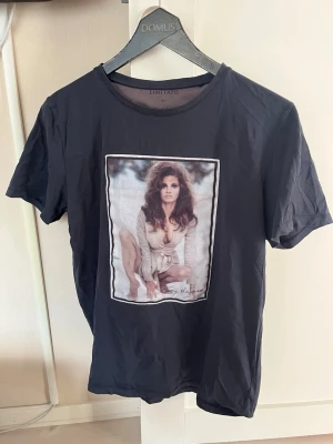 Limitato T-shirt - Limitato T-shirt. Det är storlek large men den sitter mer som en storlek medium