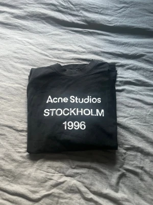 Svart Acne Studios t-shirt - Säljer en svart t-shirt från Acne Studios med vit text 'STOCKHOLM 1996'. Passar M/L. Pris går att diskutera 