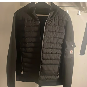 Moncler cardigan - Den perfekta cardiganen till våren. En cardigan som jag själv köpte för 2000 från plick men den var tyvärr för stor. Det är storlek L men jag bär även storlek M och skulle säga att den passar perfekt. Hör av er vid frågor!