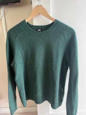 Mörkgrön stickad tröja Uniqlo - Uniqlo tröja. Storlek medium men sitter som en small i storleken! 