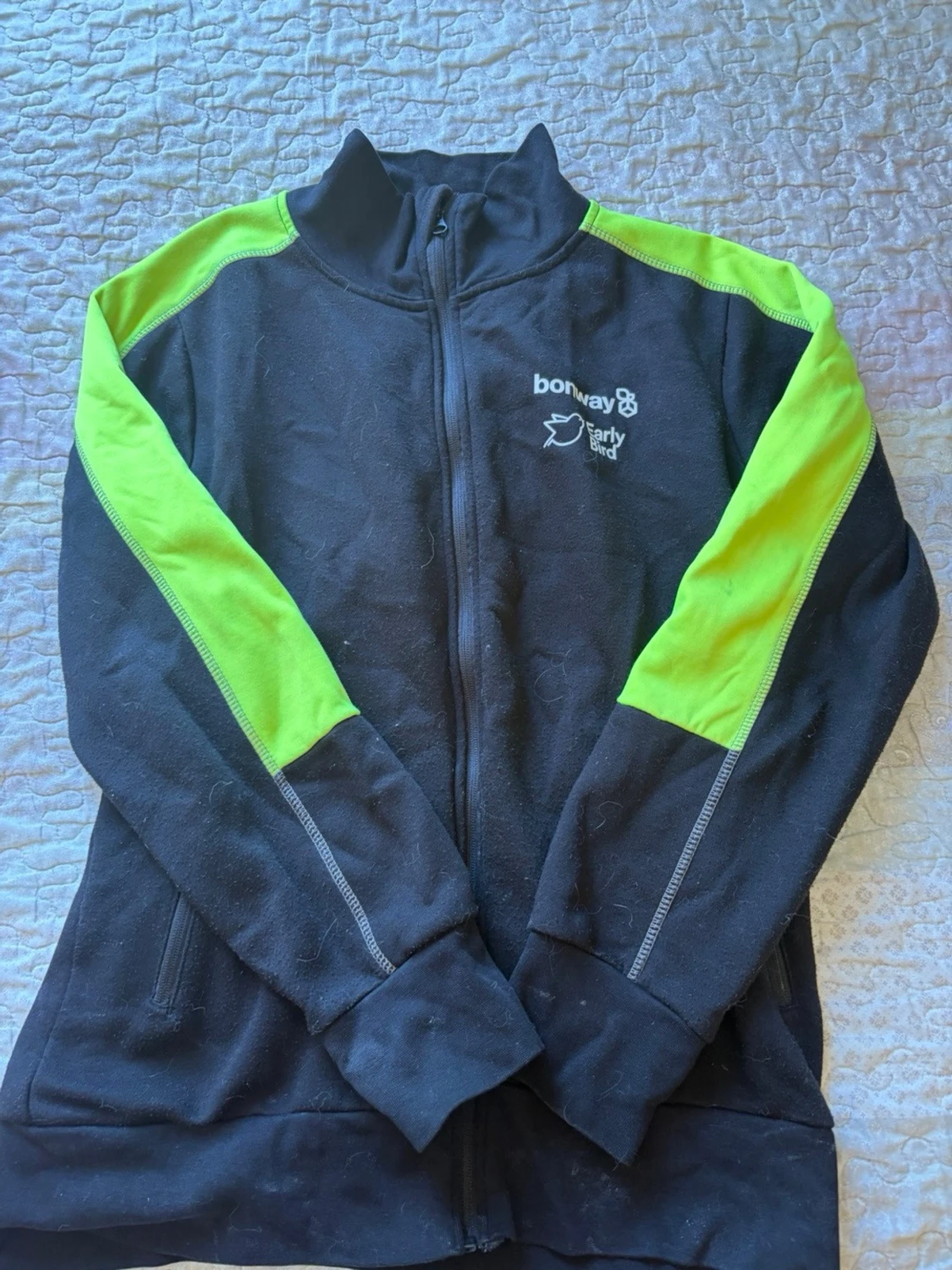 Svart ziptröja med neongula detaljer