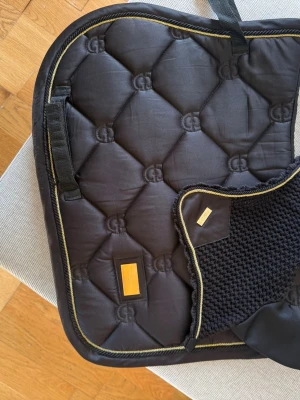 equestrian stockholm schabrak  - Säljer detta schabrak från equestrian stockholm som inte kommer till användning längre då ponny tiden är över. Schabraket är i väldigt fint skick men ni får jättegärna höra av er om ni har några frågor eller funderar 🌸 Huvan som ni er på första bilden är i storlek FULL 