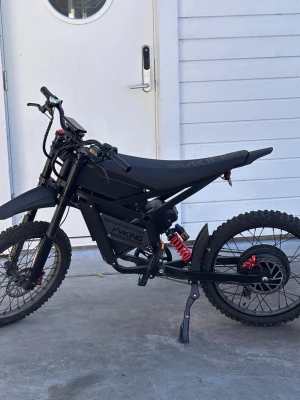 El cross 3000w (5000w peak) -60v 30ah - 85kmh  endast 270km - Prestanda och motorMotor (Nominell effekt): 3000W borstlös, växellös bakre navmotor.Toppeffekt (Peak): 5000W.Topphastighet: 85 km/h.Maximal klättervinkel: 35 grader.Körlägen: Ren eldrift (gashandtag), pedalassistans (PAS) samt enbart pedalkraft.Batteri och räckviddBatterikapacitet: 60V / 30Ah litiumbatteri.Räckvidd: 60–90 km beroende på körläge, terräng och förarvikt.Laddningstid: 6–8 timmar.Laddare: 3A utgångsström.Chassi, hjul och bromsarRammaterial: Kraftigt rörram i kolstål (High carbon stee