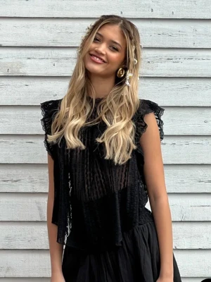 Svart blus - Fin genomskinlig är mycket fin och fungerar med ett svart linne under. Använt 2 gånger. 🖤🌼orgpris: 300 kr