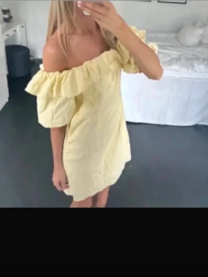 Gul offshoulder kortklänning - Söt gul kortklänning med offshoulder från H&M som inte säljs längre 