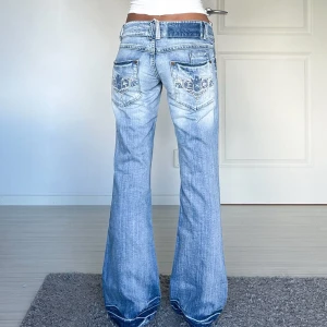 Jeans - Midjemått: 36cm rakt över, innerbenslängd: 83cm 💗