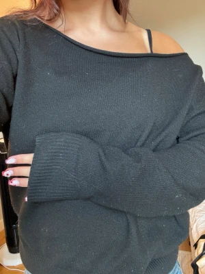 Svart stickad offshoulder  - Svart stickad tröja i Off shoulder modell. Från hm i storlek S. Knappt använd