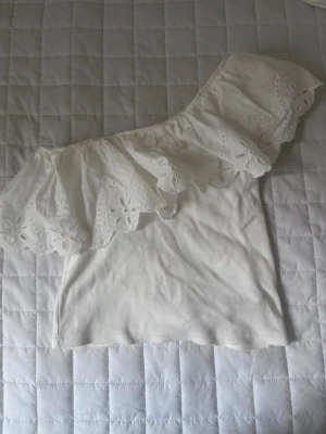 Vit offshoulder topp med volang - Jätte fin offshoukder topp, lappen ör dessvärre bortklippt men den är från Zara. Lappen kliade för mycket i ryggen :(