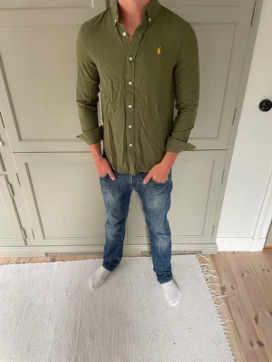 Ralph Lauren Skjorta Olivgrön vintage fashion sommar - Riktigt snygg skjorta från Ralph Lauren | Storlek M, sitter som S slim fit (DM för mått) | I princip nyskick 🤟| Skriv vid funderingar och prisförslag är alltid öppna 😊