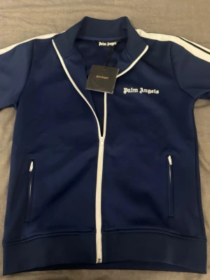 Palm angles zip up  - Mörkblå Palm agles kofta den är i storlek M och är i väldigt bra skick nästan o använd.