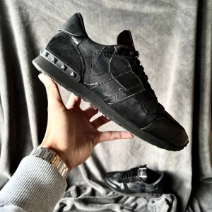Valentino rockrunner  - Valentino rockrunners | orginalstorlek: 42, men sitter oftast större mot 43, innermåttet är 28 cm | ingår: endast skorna | 