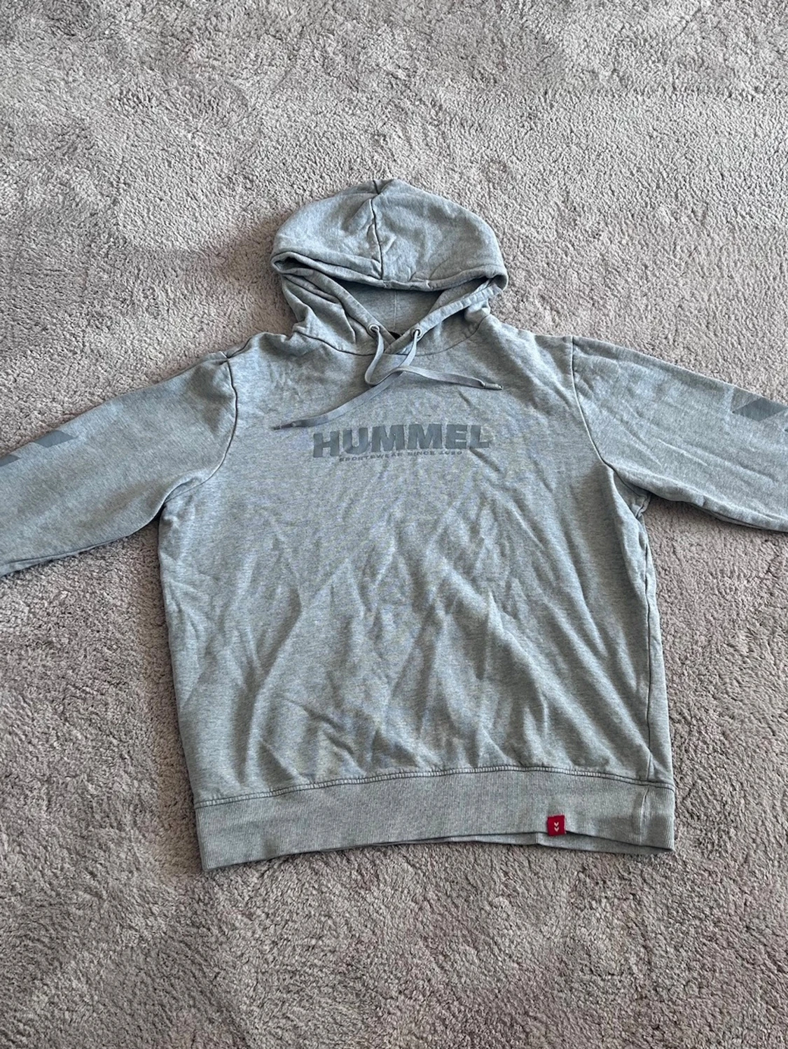 Grå hoodie från Hummel