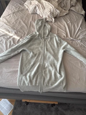 John Henric cashmir hoodie - Säljer denna sjukt fräscha kashmir hoodie som kostar 3 lök ny. Extremt bra skick. Storlek s passar folk som e 175-185 skulle ja säga