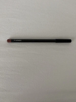 MAC Lip Pencil - MAC Lip Pencil i nyansen Spice. Köpt i fel färg. Testad & vässad för hygienskäl innan den säljs.