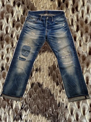 PRL Jeans Polo Ralph Lauren  - Ett par riktigt feta jeans från Polo Ralph Lauren med riktigt coola slitningar och fades som gör jeansen unika! Storlek W29 L30 Mått: Midja: 40cm  Benlängd: 97cm  Innerbenslängd: 70cm  Benöppning: 19cm