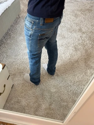 Nudie Jeans  - Nudie Jeans Thin Finn | Lite slitna fickor utöver det mycket bra skick | Storlek 32/34 | Pris - 549kr | Modellen är ca 180cm lång | Hör av dig vid minsta fråga eller fundering!!
