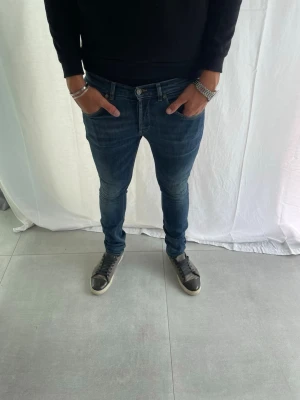 Dondup George  - Tjo! Dondup George (slim/skinny, bästa modellen) | storlek 32 | skick 10/10 | modellen 185cm 76kg| Dessa jeans passar perfekt till en snygg hoodie och ett par snygga skor👖hör av dig vid mer frågor eller funderingar😁//Gradioso