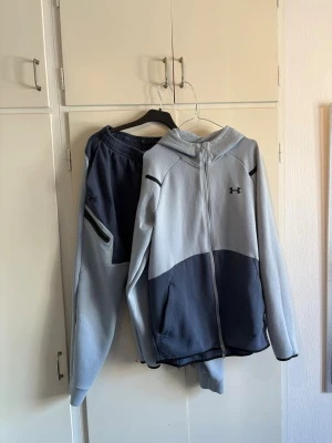 Gråblå Under Armour tracksuit  - Köpt för 2500kr mitt pris 1250kr storlek M i både byxor och kofta 