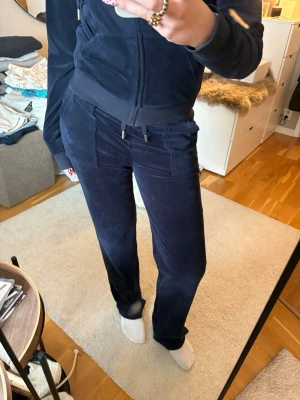 Juicy Couture byxor - Supersköna byxor från juicy couture!! Jättefin färg och såå sköna😍🙏🏽 säljer även hoodien🤩