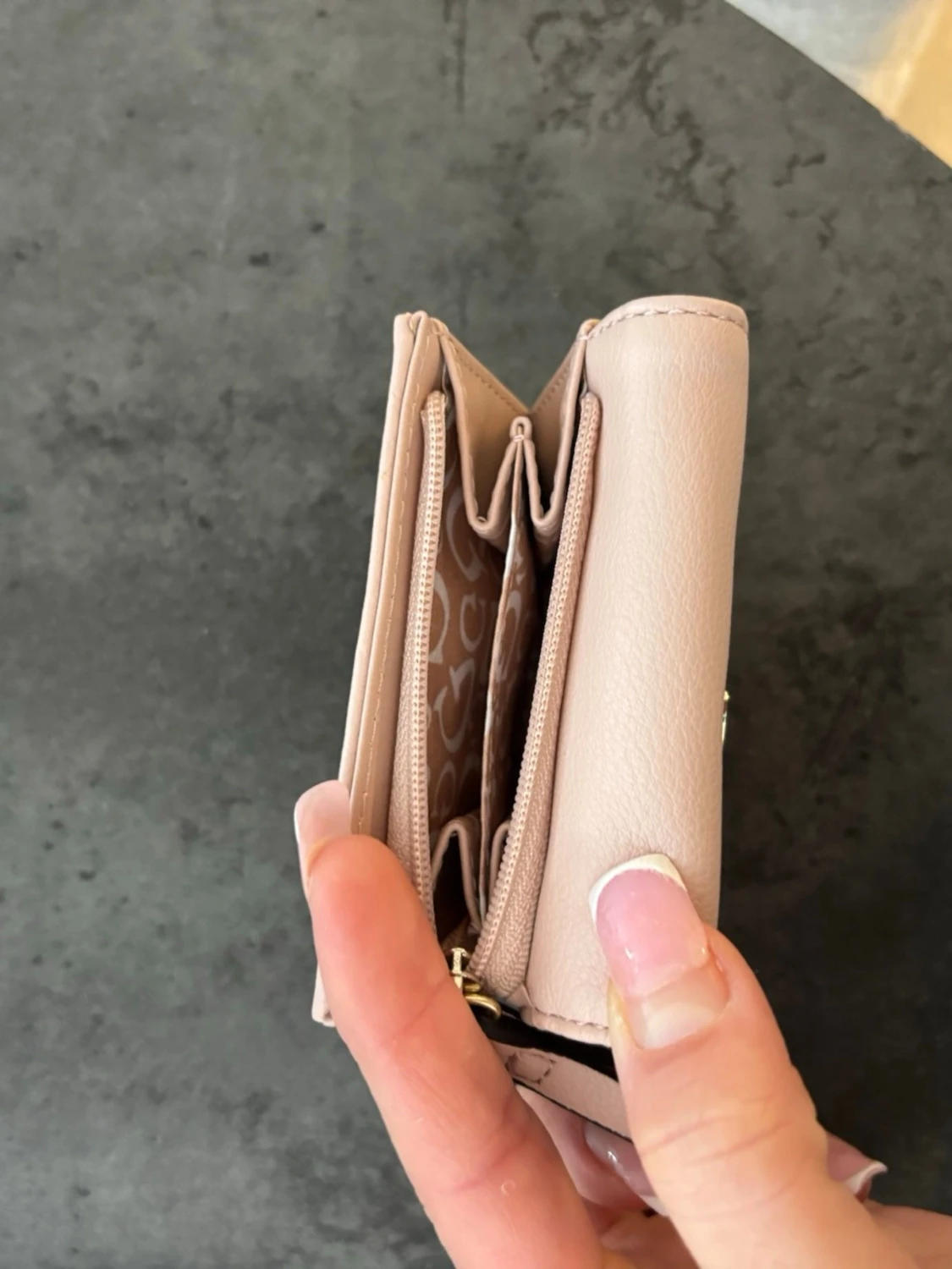 Ljusrosa plånbok från Guess - 1