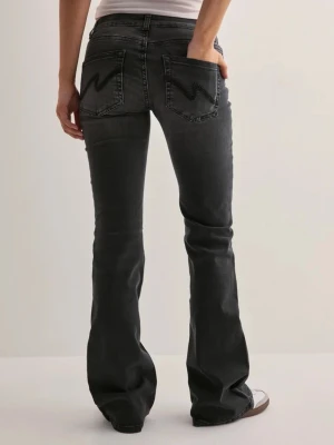 Svarta bootcut jeans med slitningar - Säljer nu mina snygga svarta bootcut jeans från Nelly i storlek 34. Dessa snygga slitningar på knäna. Mycket bra skick!! Jeansen har låg midja och coolt märke på bakfickorna. Skriv om ni har några frågor eller vill ha fler bilder!! 💞(Ursprungligt pris: 699) 