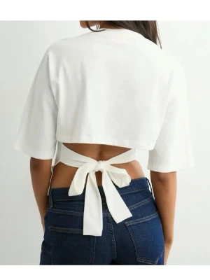 Snygg fest topp med öppen rygg - Säljer denna jättefina topp från Nelly, näst intill ny dö jag bara använt den ett fåtal gånger. Öppen i ryggen och i färgen vit, inga defekter. 