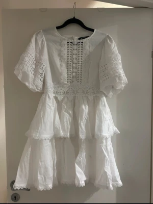 Vit studentklänning - Fin vit studentklänning från Gina Tricot med brodering. 
